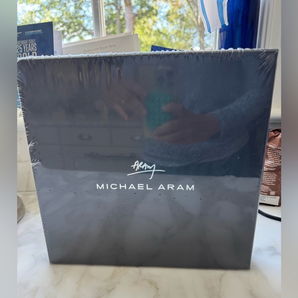 New Giftable Michael Aram Black and White Apple Plate - Picture 9 of 12